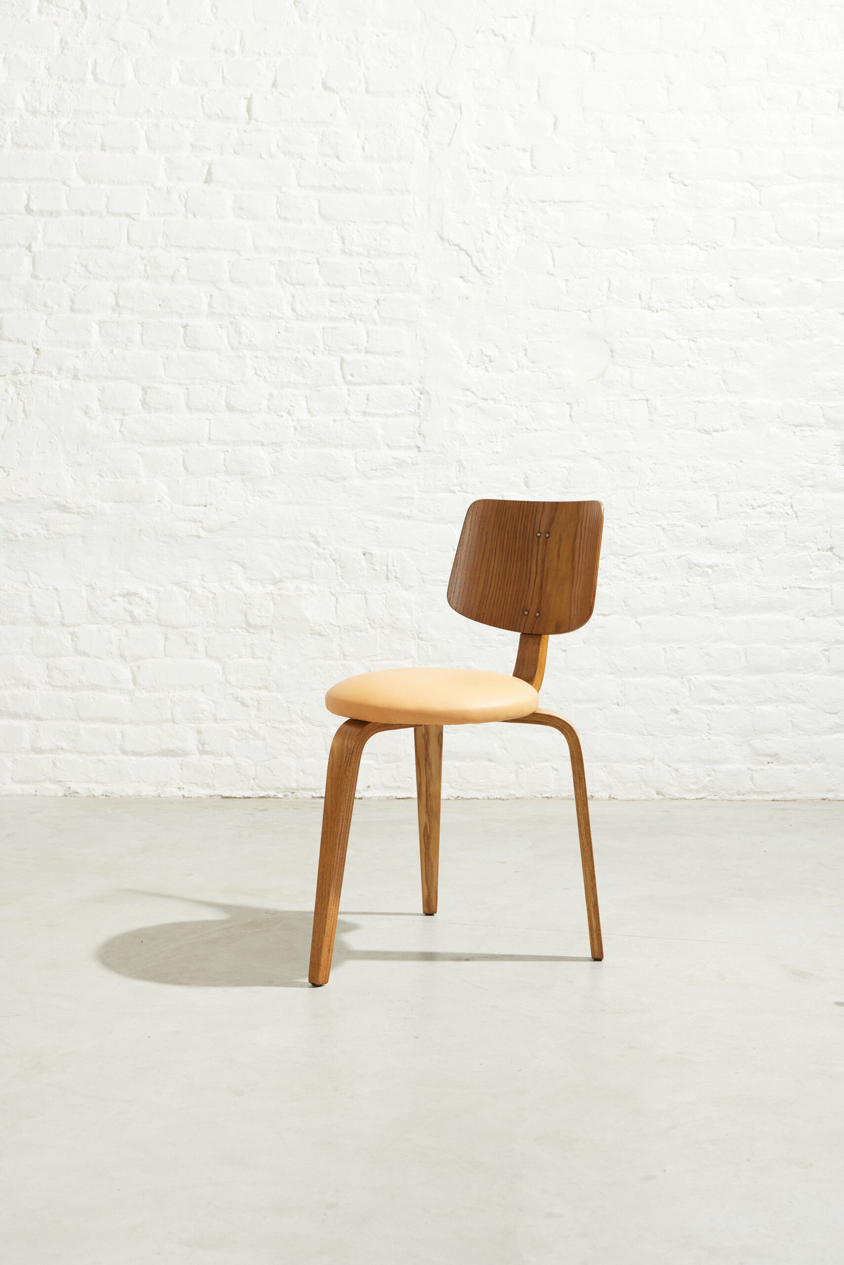 Rare plywood tripod chair by Menovich Wouda